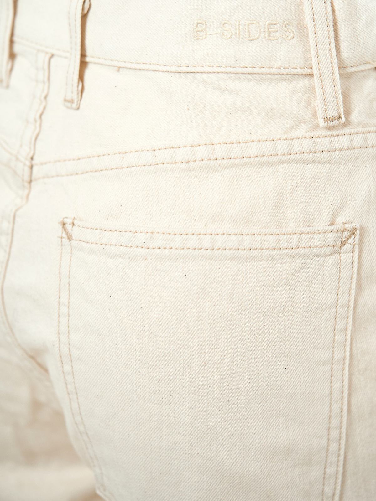 B Sides Jeans ブーツカットジーンズ - 白|W004CCLAIR