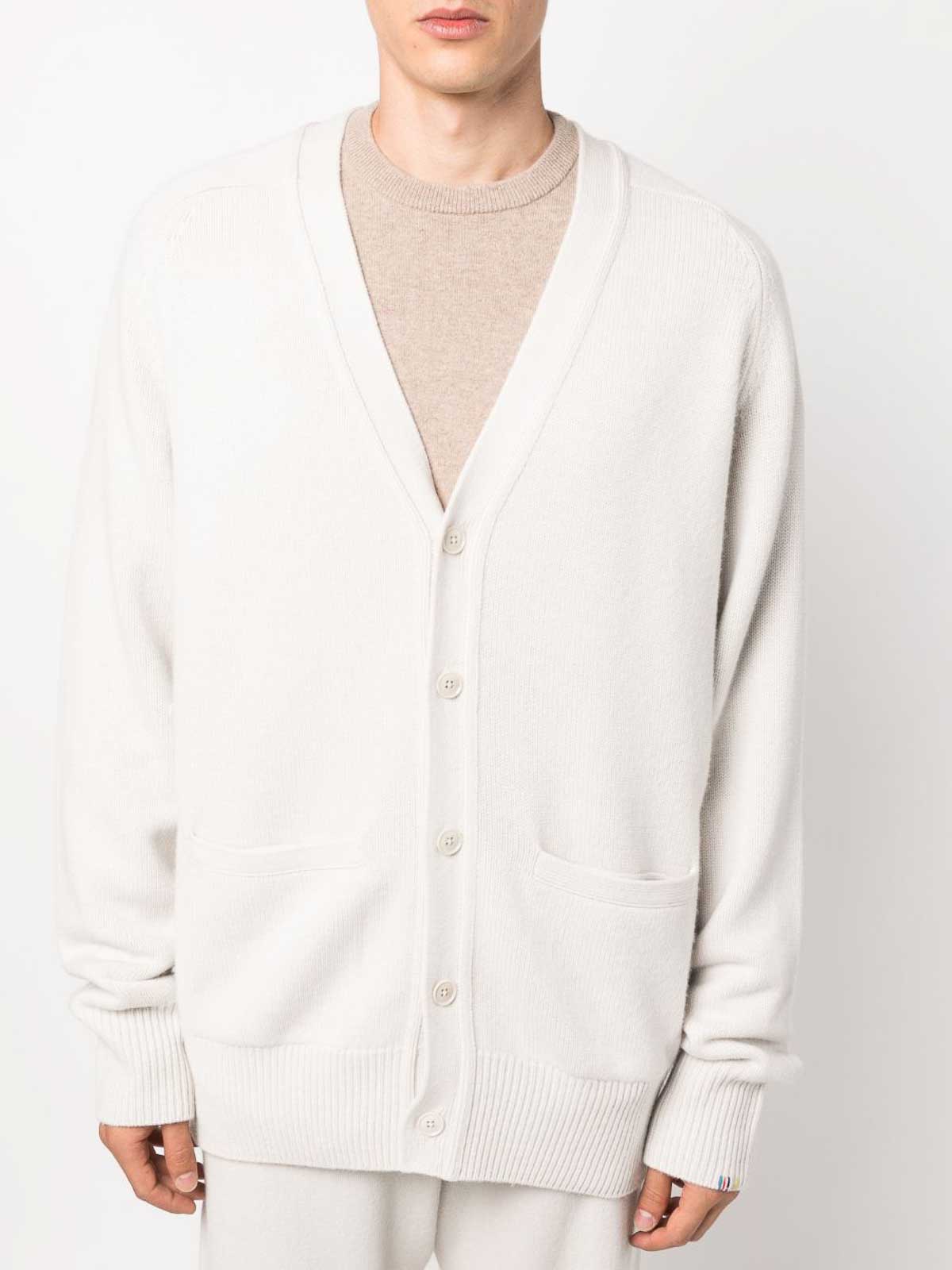 Cardigan duveteux blanc avec boutons perles Cardigan duveteux blanc avec boutons perles