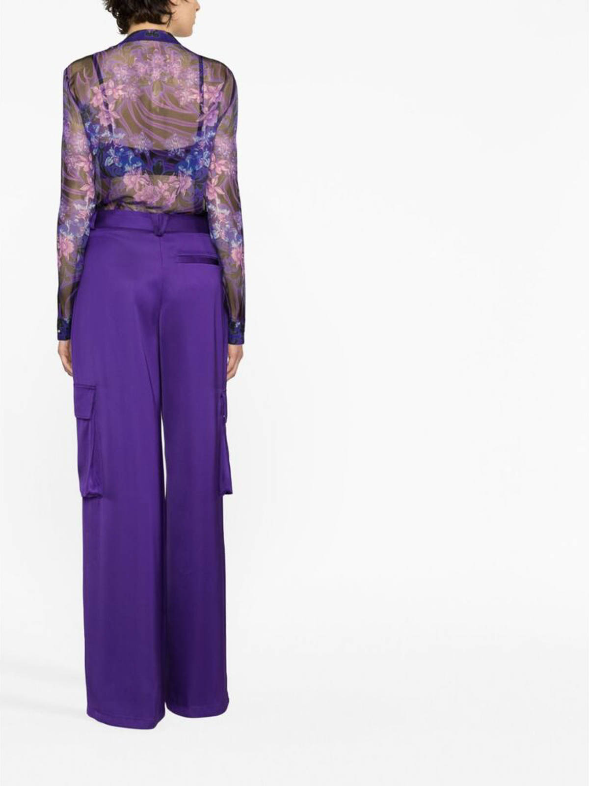 Shop Versace Pantalón Casual - Púrpura In Purple
