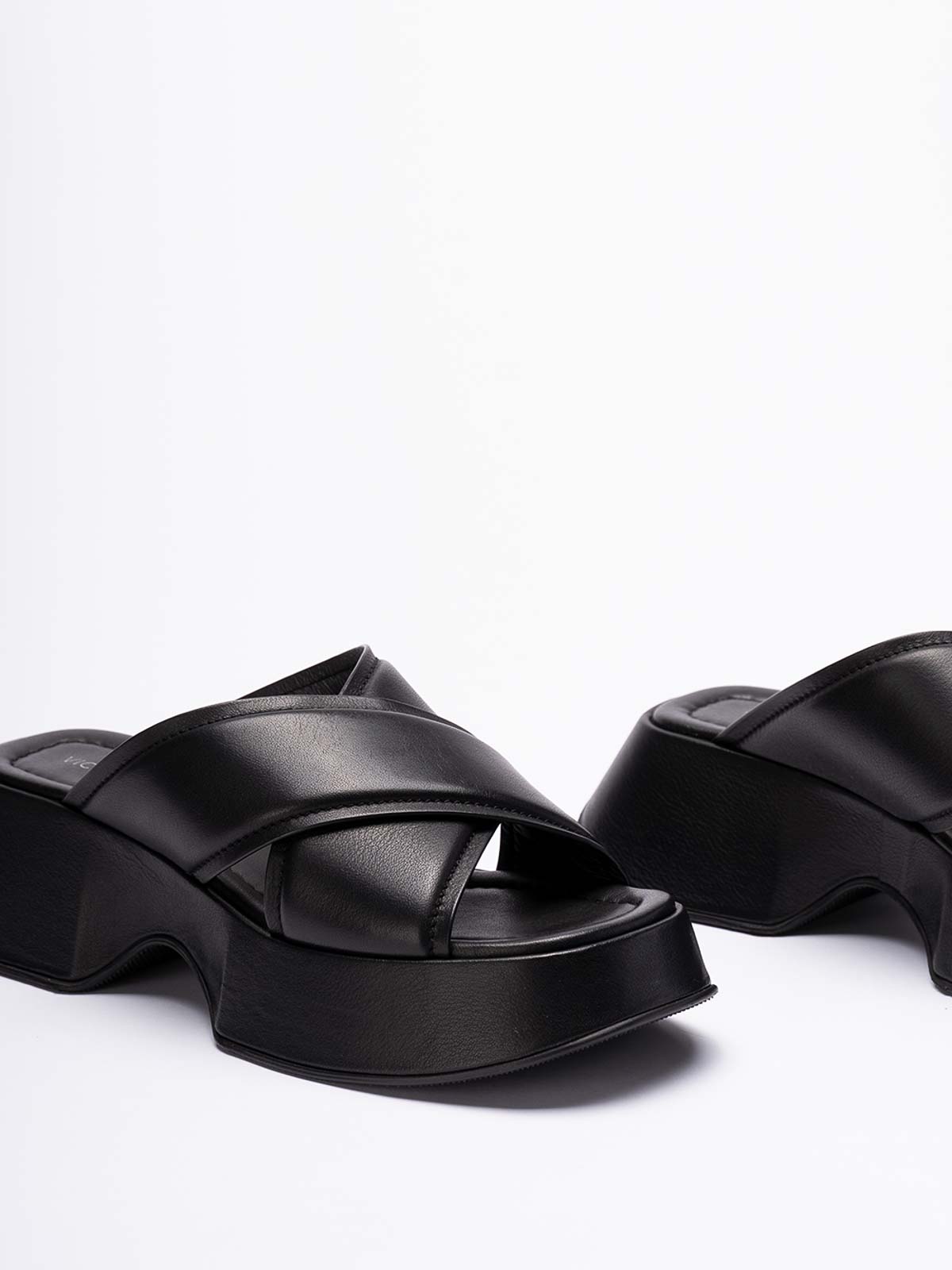 Shop Vic Matie Travel Sandals In Negro