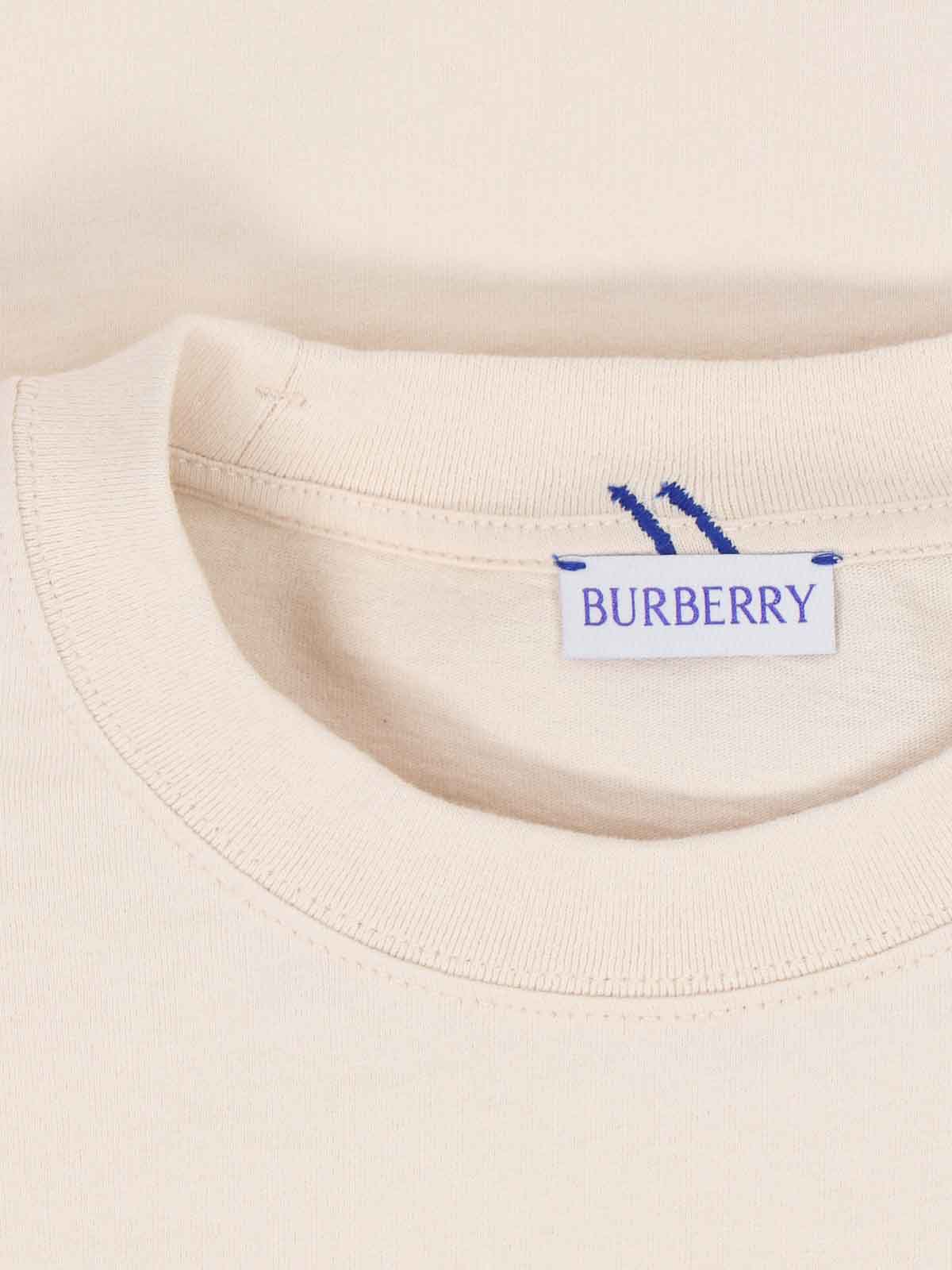 Shop Burberry Camiseta - Beis In Beige
