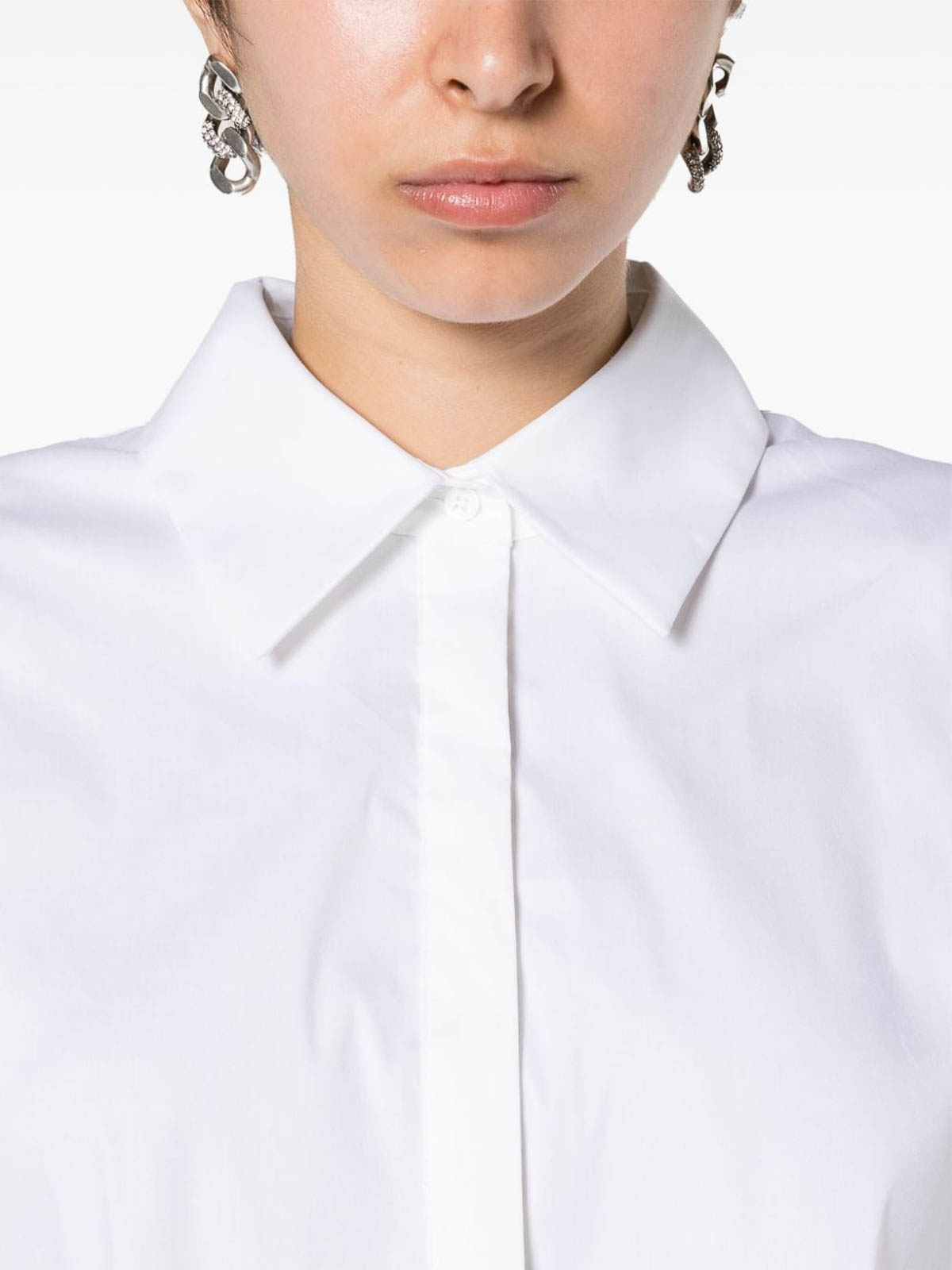 Shop Alice And Olivia Finley Cropped Shirt In Blanco