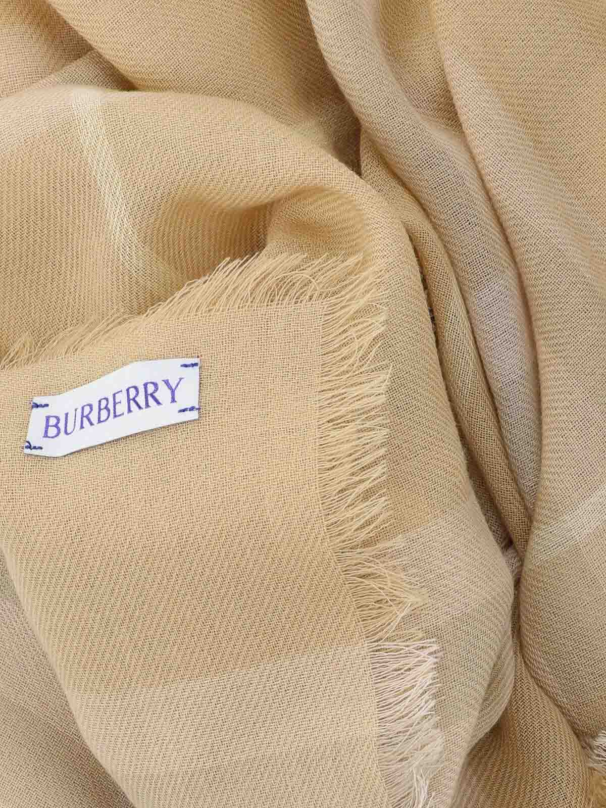 Shop Burberry Bufanda - Beis In Beige