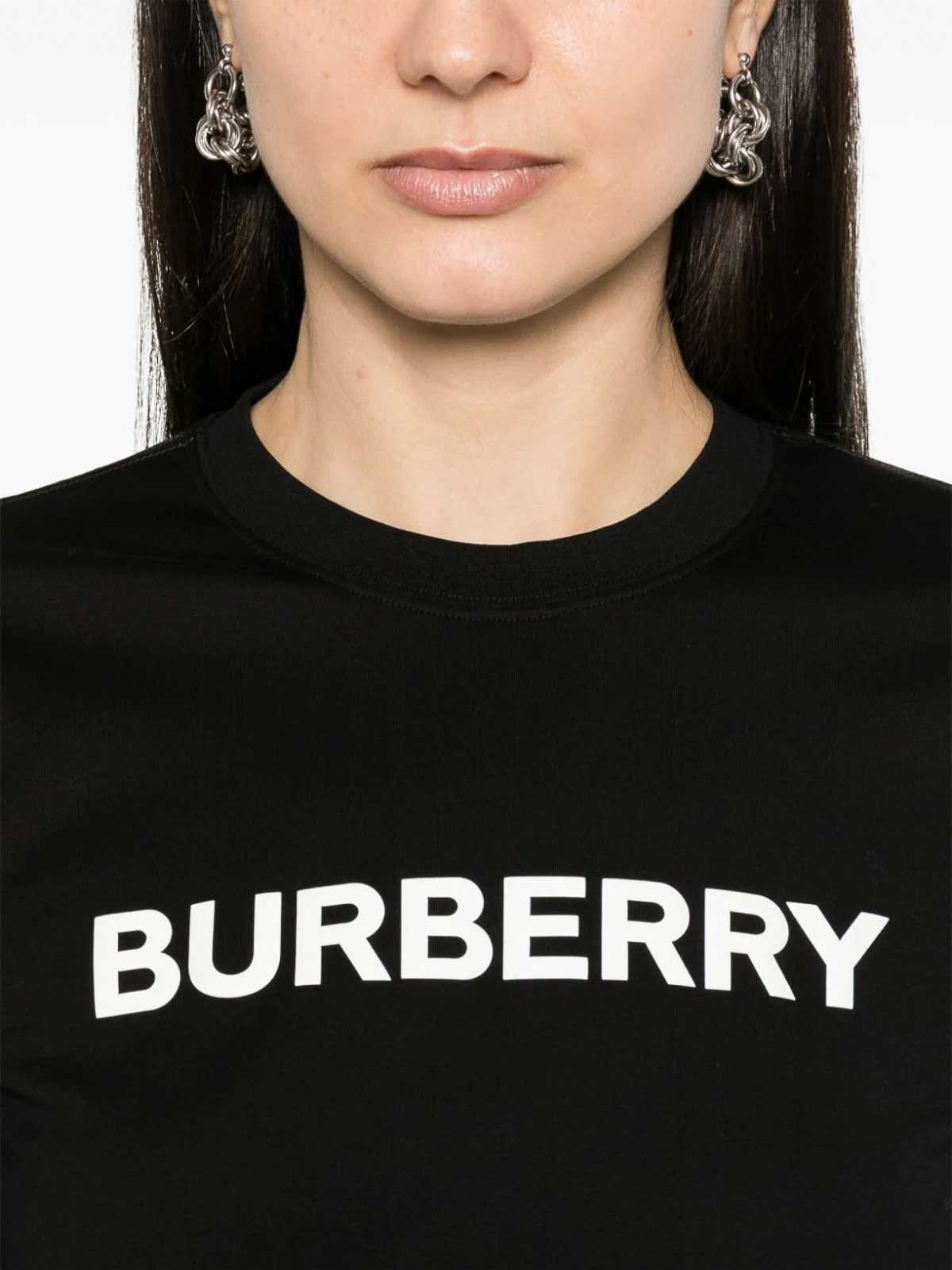 Shop Burberry Logo T-shirt In Black