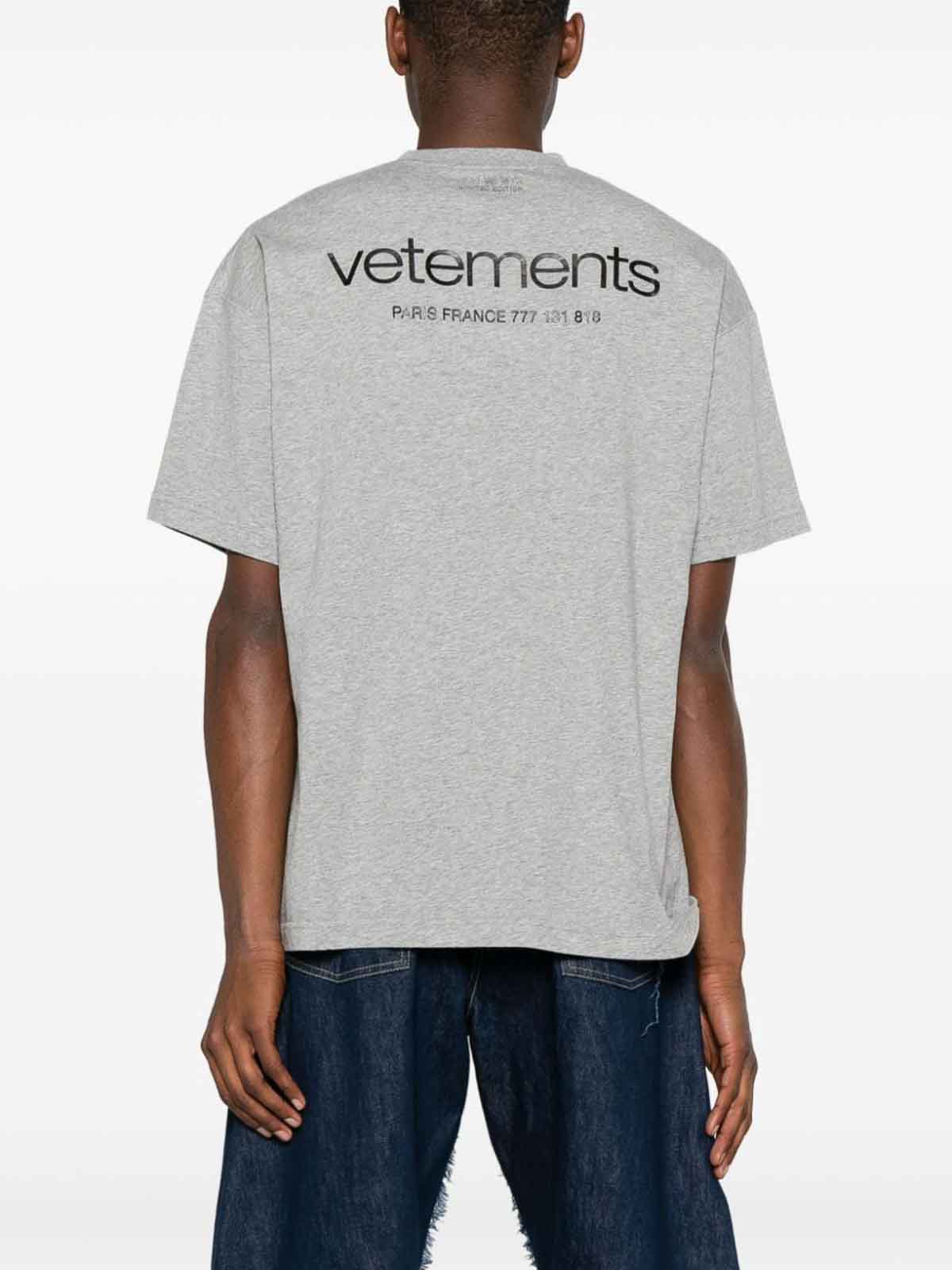 Shop Vetements Camiseta - Gris In Grey
