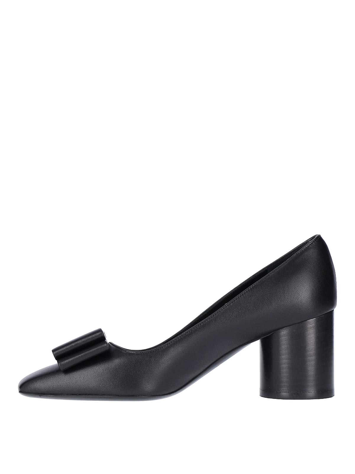 Shop Ferragamo Court Shoes In Black