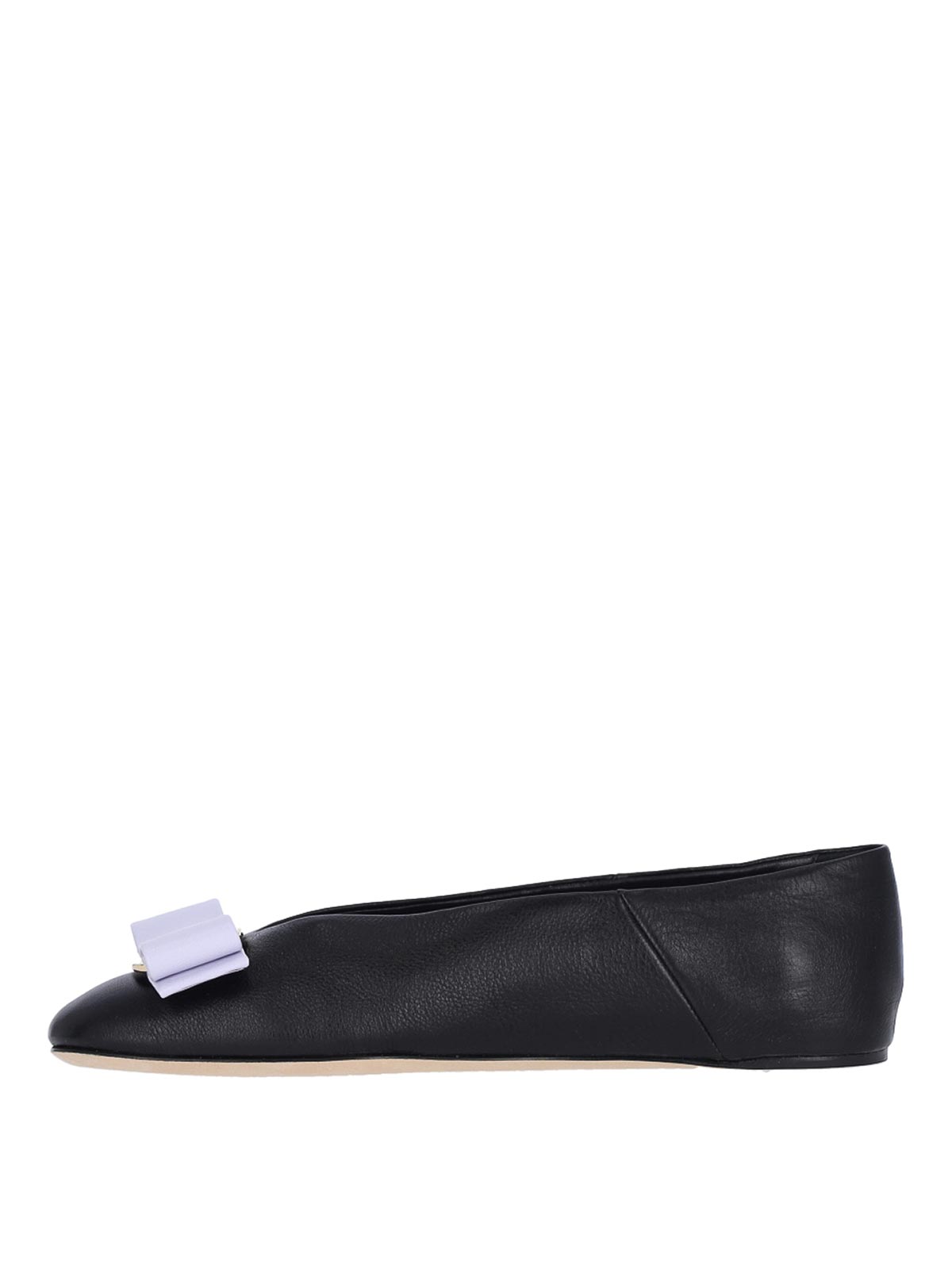 Shop Ferragamo Vara Flat Shoes In Black