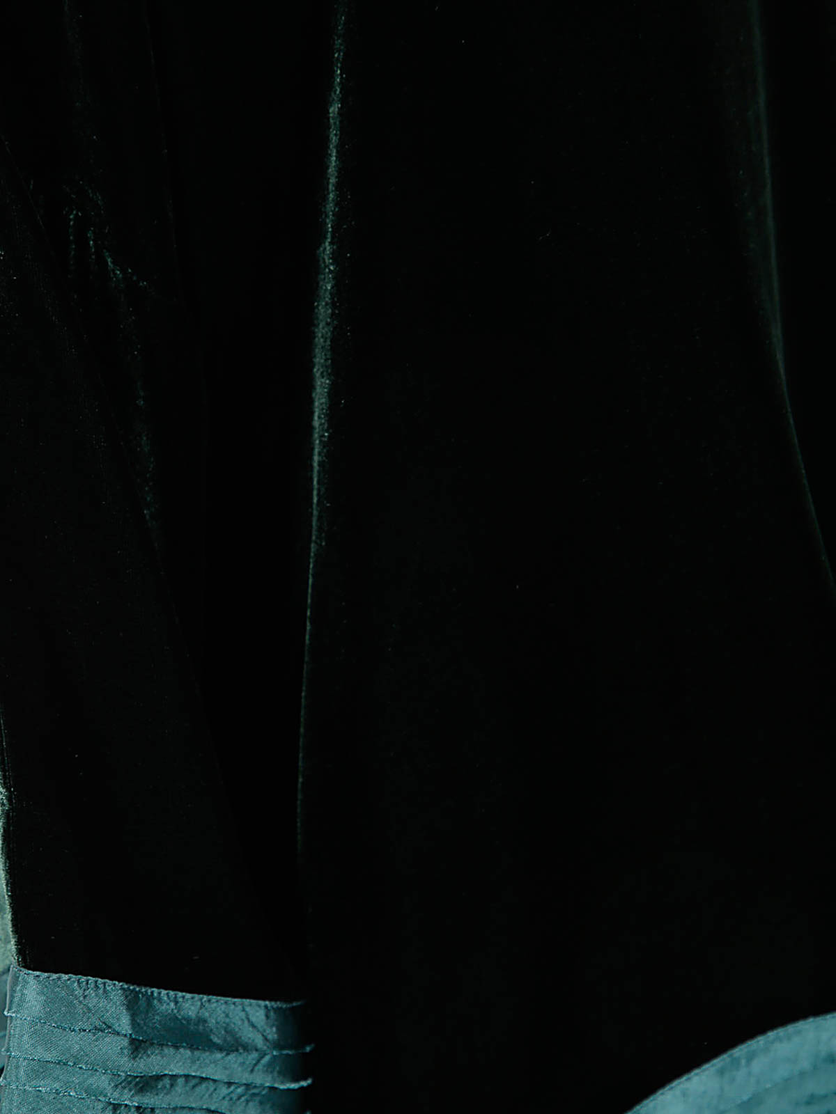 Bianco Levrin Velvet Pleated-hem Top In Green