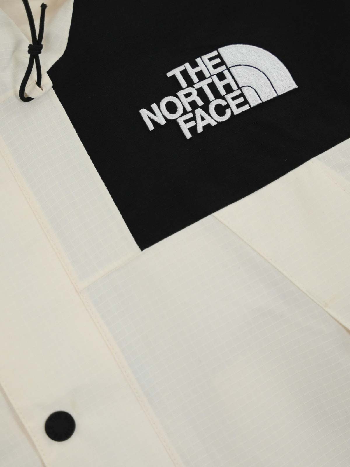 The North Face Color Block Hooded Jacket With Casual Design In White