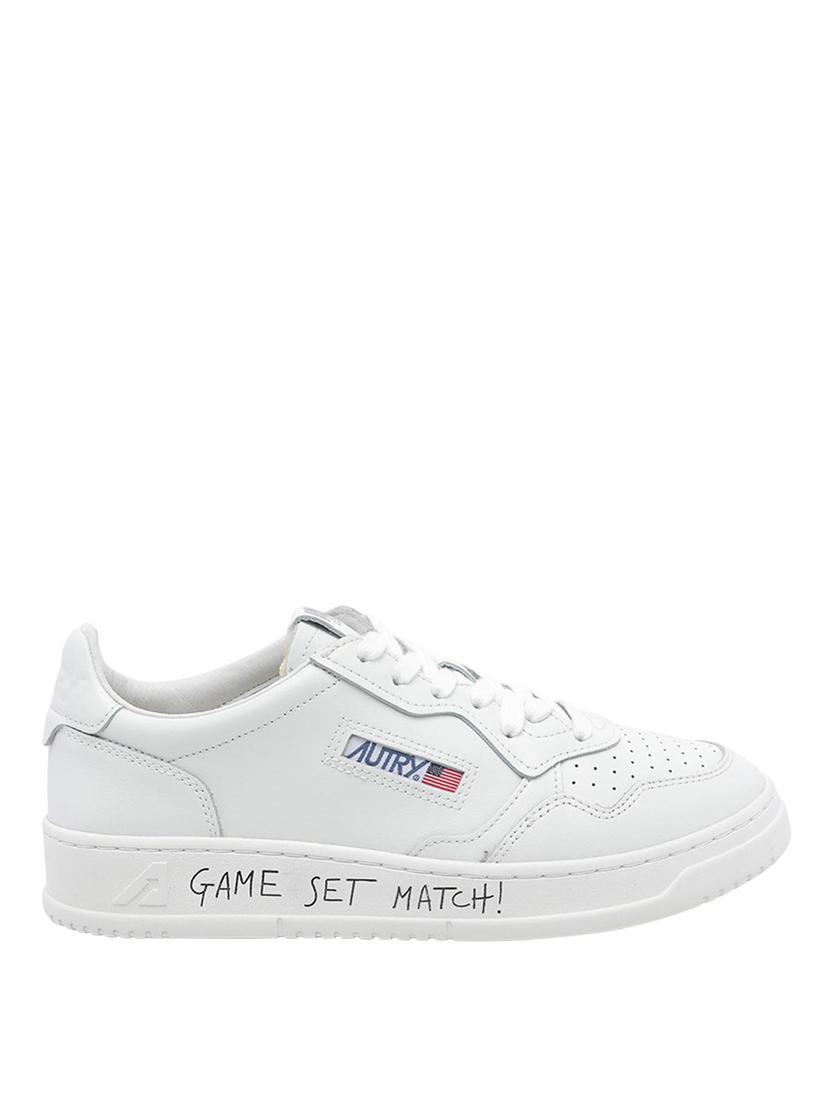 Sneaker con medaglia con scritta
