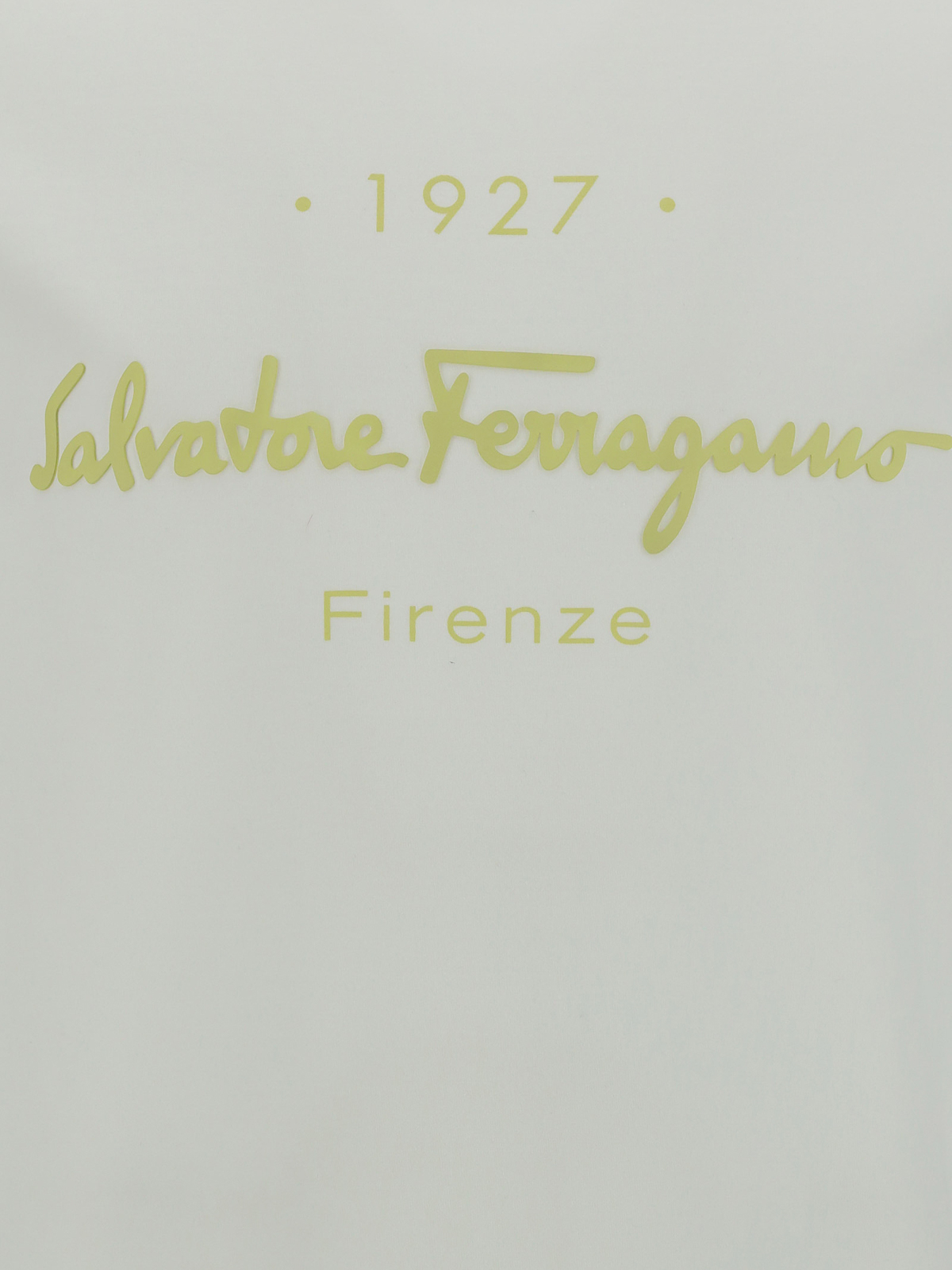 Salvatore Ferragamo Tシャツ ホワイト ラグジュアリーなロゴ使いが冴えるフェラガモ──2025年夏のTシャツ