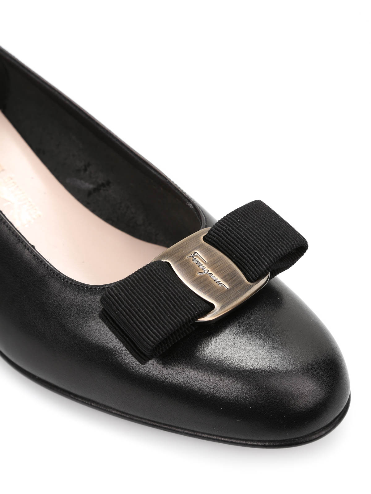 Ferragamo Vara court shoes - Black - Women | 0425212NERO